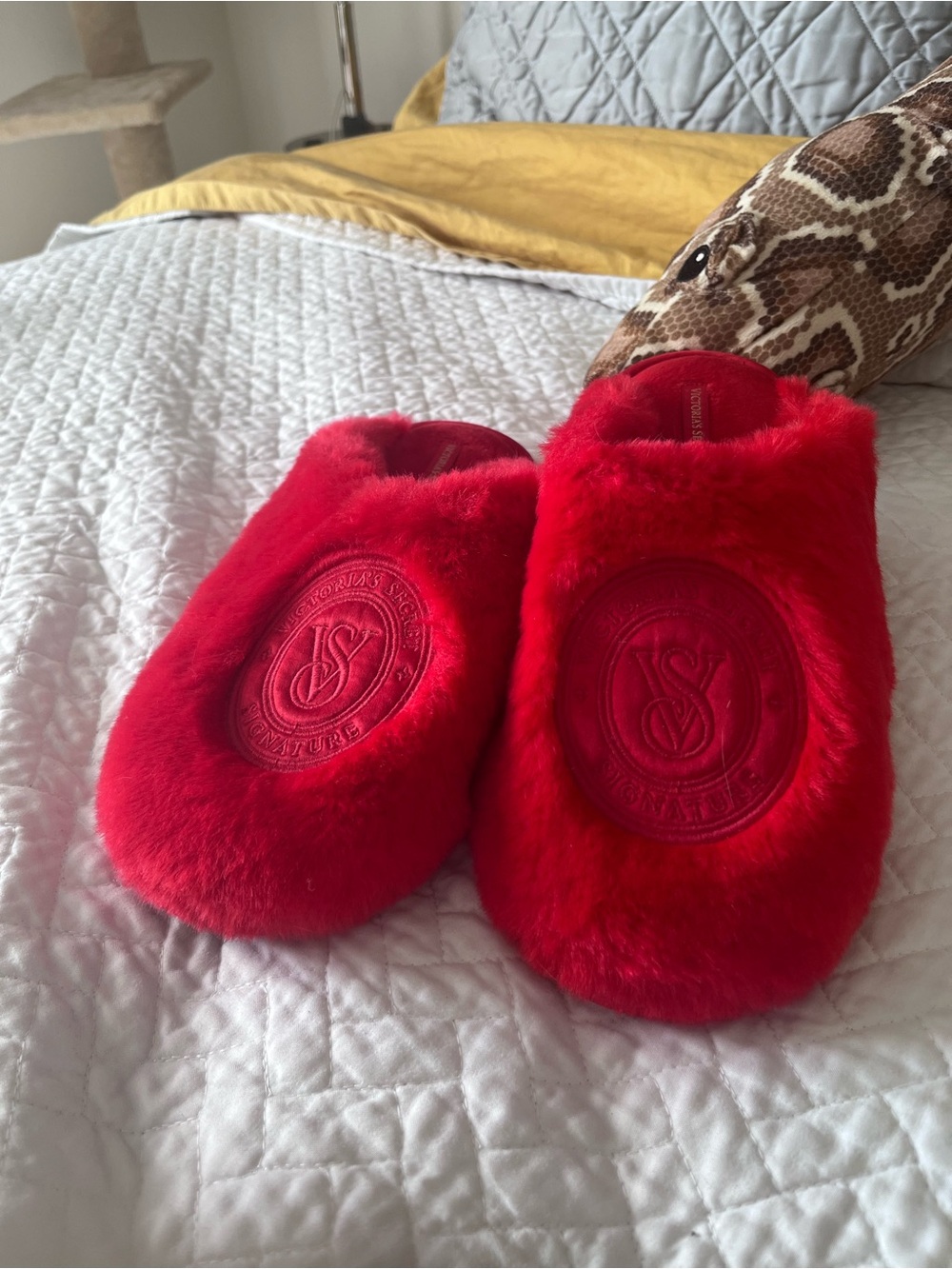 Plush Red Faux-Fur Women's Slip-On Slippersโค๏ธVICTORIA SECRET โค๏ธsize 7/8
